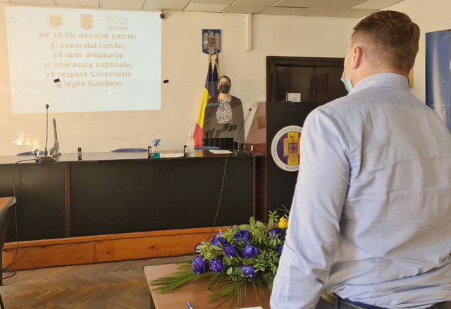 Поскольку, большая часть людей, которые получают гражданство Румынии — это молдаване, очередь на принятие присяги в консульство Румынии в Кишинёве «зависли», примерно 40000 человек, в Бельцах 20000, в Кагуле 4000 человек
