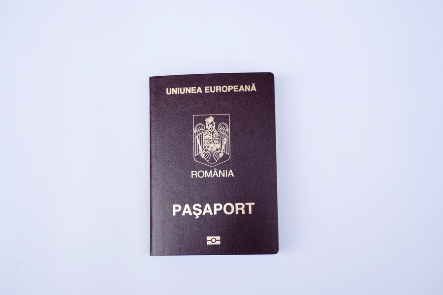 В 2018 году один из наших клиентов, имея Британский паспорт, начал интересоваться получением румынского паспорта для себя, двух дочерей и супруги
