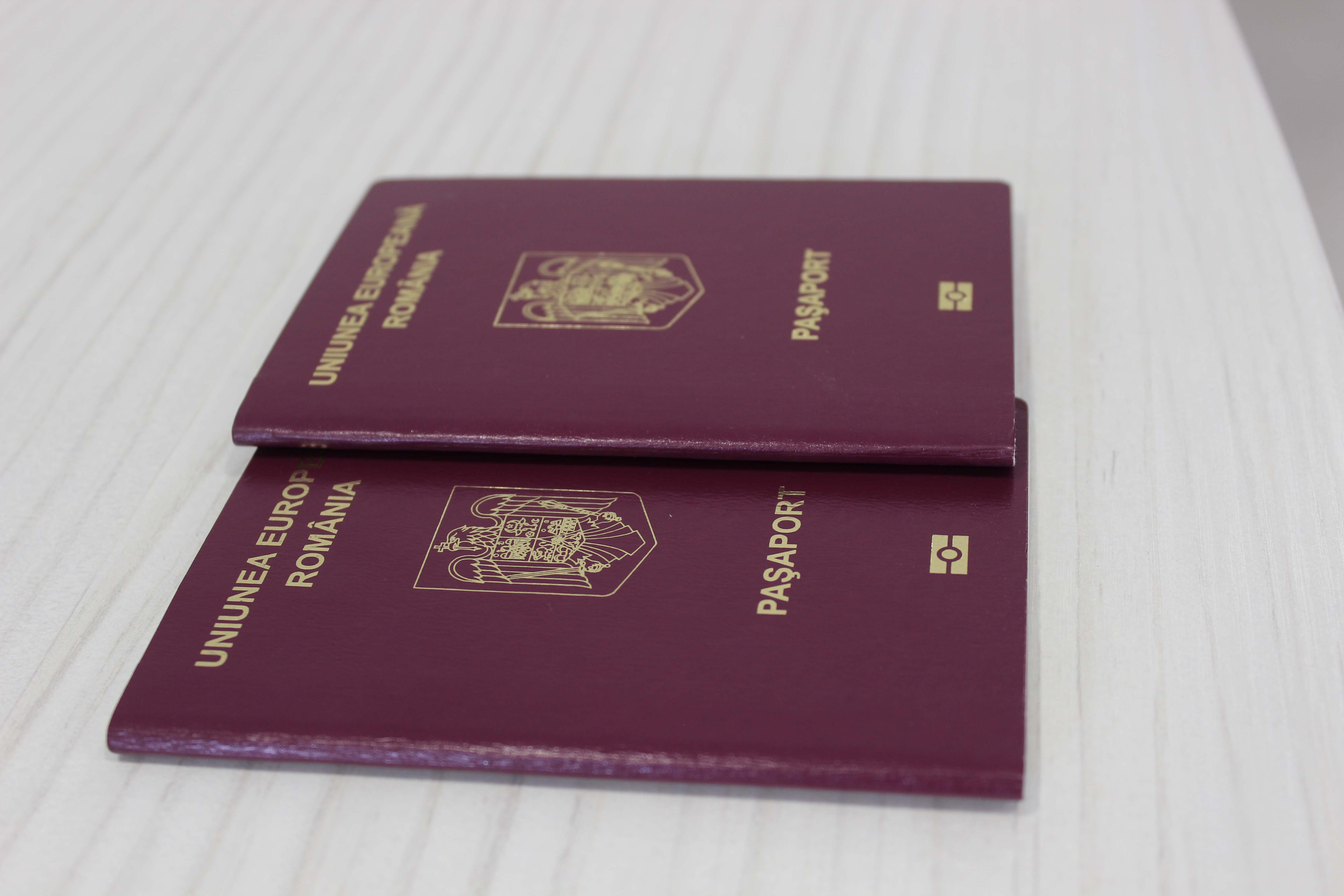 Как при получении румынского гражданства по репатриации, так и за инвестиции, не понадобится постоянного проживания в стране, отказа от паспорта в родном государстве, а также владения языком.
