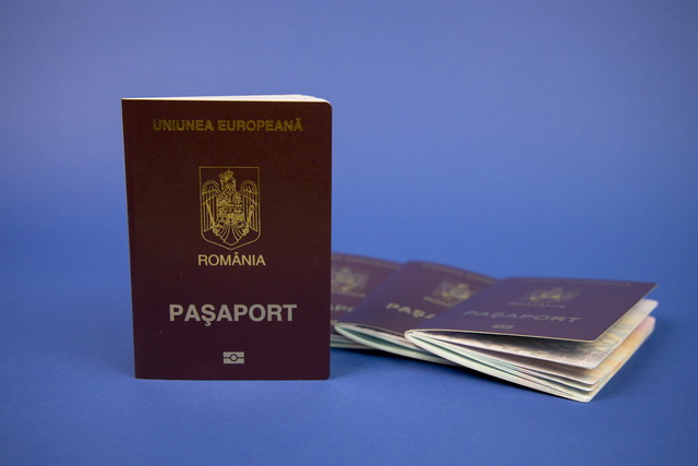 Гражданство Румынии даёт безвизовый режим с ЕС (где можно жить и работать). Румынский паспорт — это европейский паспорт, такой же, как паспорт Германии