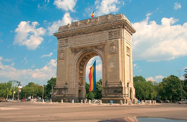 Триумфальная арка является своеобразной копией французского оригинала. У румын есть народная традиция — победителей нужно встречать под аркой ели