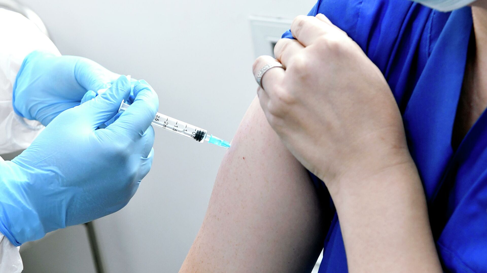 Власти уезда Ботошаны, расположенного в близости от румынской границы, сообщили, что из трех десятков вакцинированных на сегодняшний день жителей населенного пункта 20 молдаван.