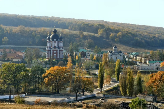 Яркая и самобытная Молдова предлагает путешественникам познакомиться с неповторимым колоритом. Страна богата природными красотами: густыми лесами, пенными реками и зелеными холмами. На территории государства много памятников архитектуры, которые принадлежат нескольким эпохам.