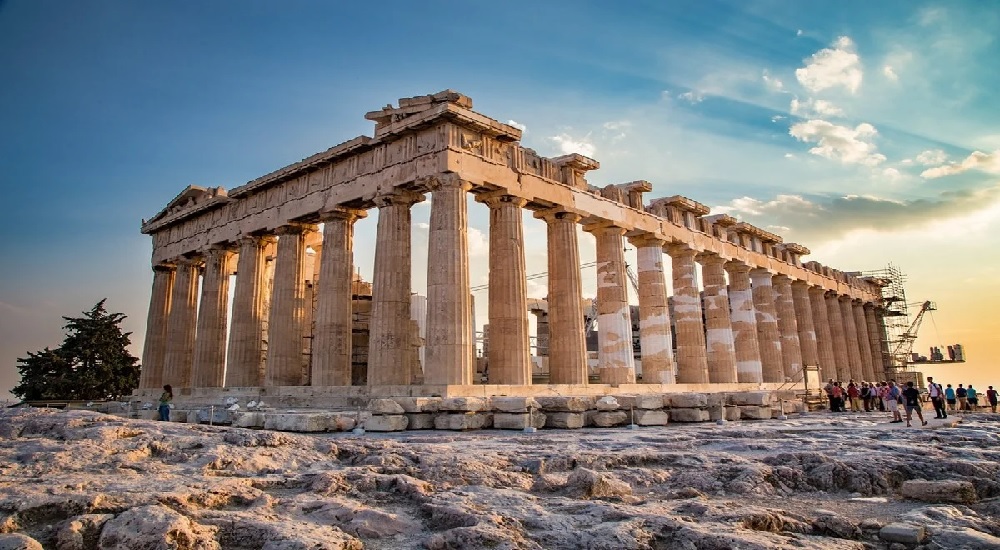 Одним из таких сооружений является храм Парфенон. Он был построен еще в пятом веке до н.э. и являлся центром акрополя в Афинах. Сегодня Парфенон считается одним из самых знаменитых памятников.
