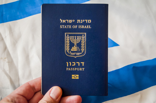Процедуры получения гражданства Израиля разделяются на репатриацию и натурализация. Репатриация — это процесс получения гражданства путем возвращения на территорию Израиля
