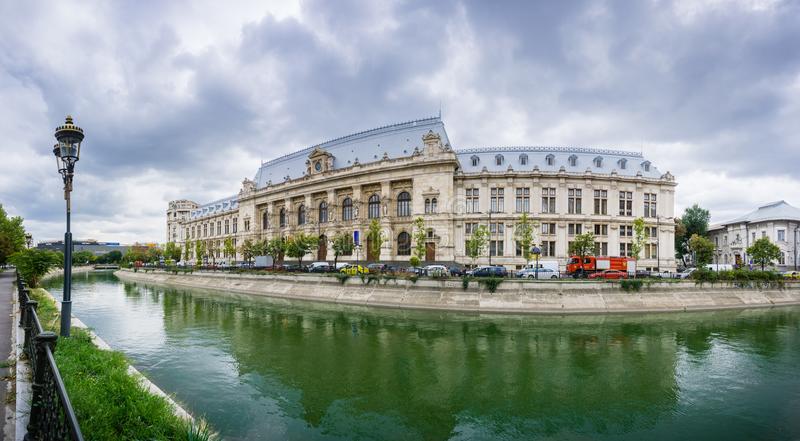 Дворец правосудия в Бухаресте представляет собой величественное здание, построенное в неоклассическом стиле