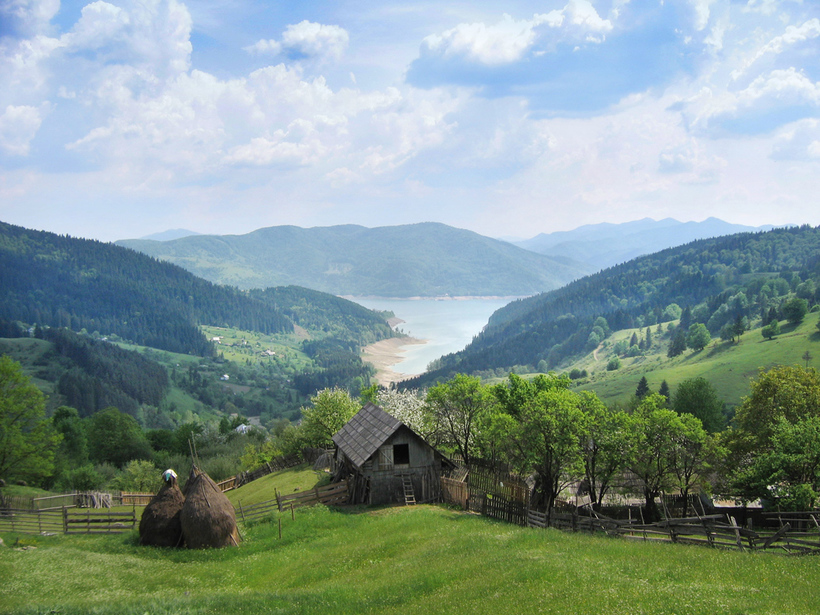 Трансильвания (от латинского trans silvae — через леса) — историческая область Румынии. В древние времена южная Трансильвания была частью Римской